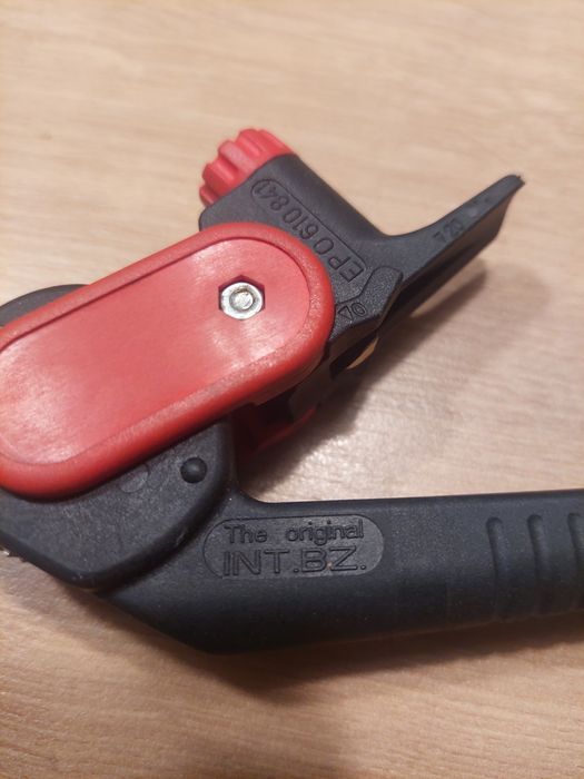 Przyrząd (nóż)do ściągania izolacji z kabla firmy Knipex.