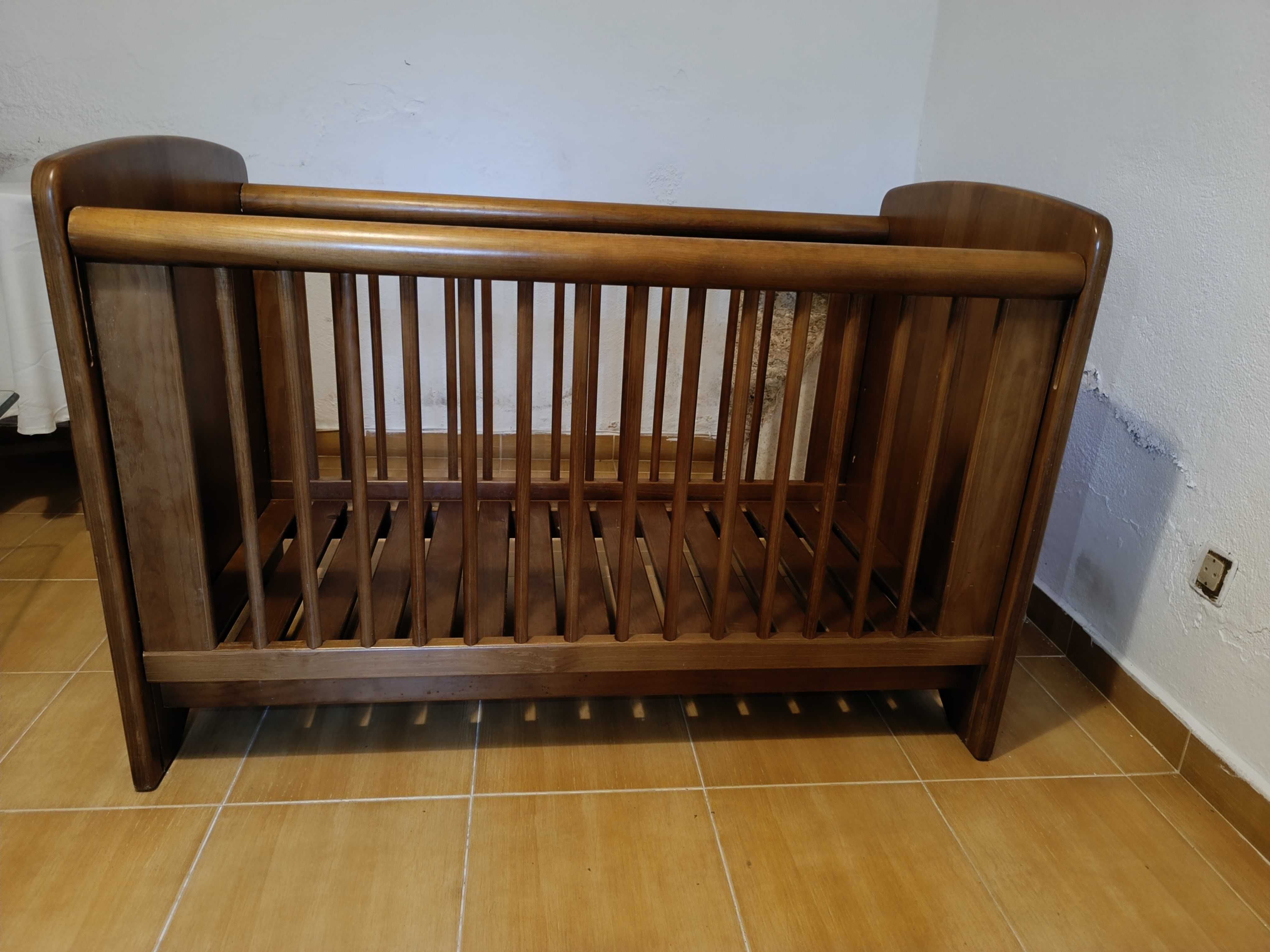 Berço de cerejeira com colchão ergonómico