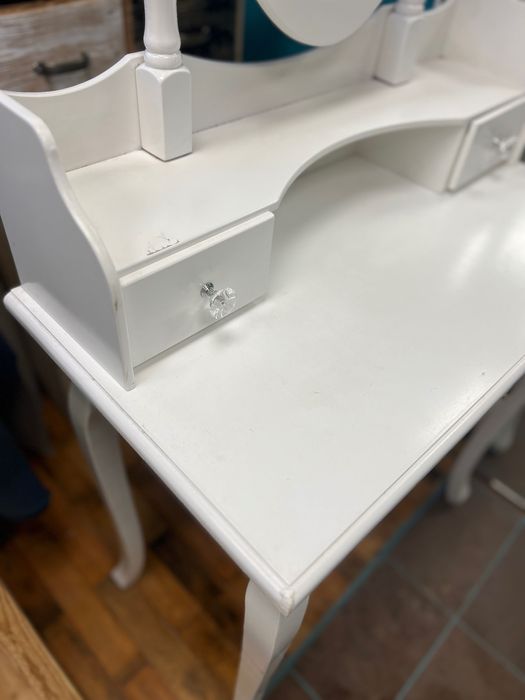 Biała toaletka z lustrem + taboret
