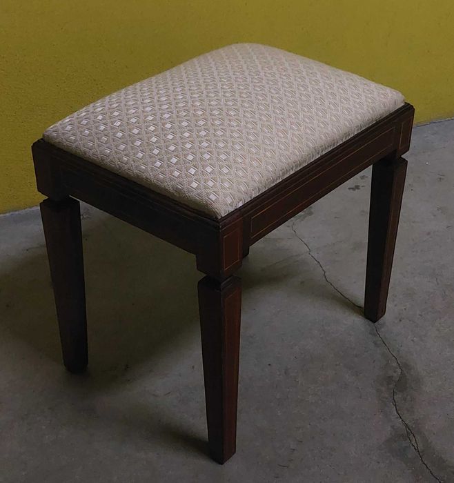 Banco em madeira ideal para toucador