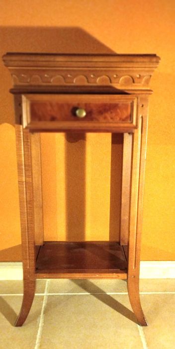 Móvel de apoio em madeira de excelente qualidade