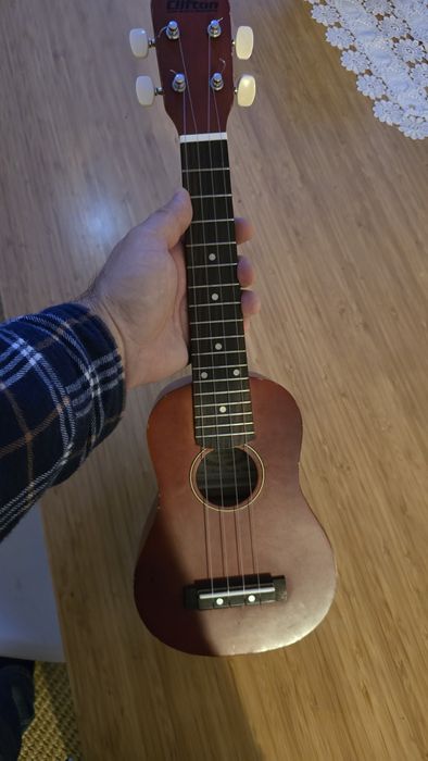 Ukulele Clifton usado