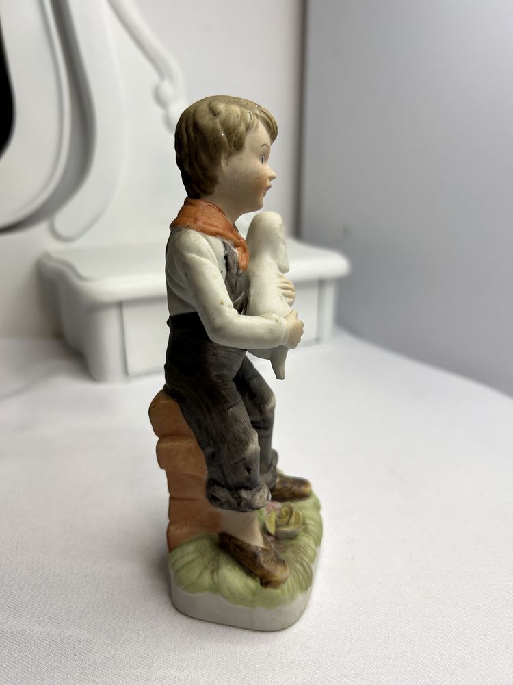 Figurka ceramiczna,  chłopiec z pieskiem nr.6620