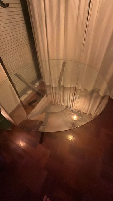 Mesa pessoas em madeira e tampo de vidro