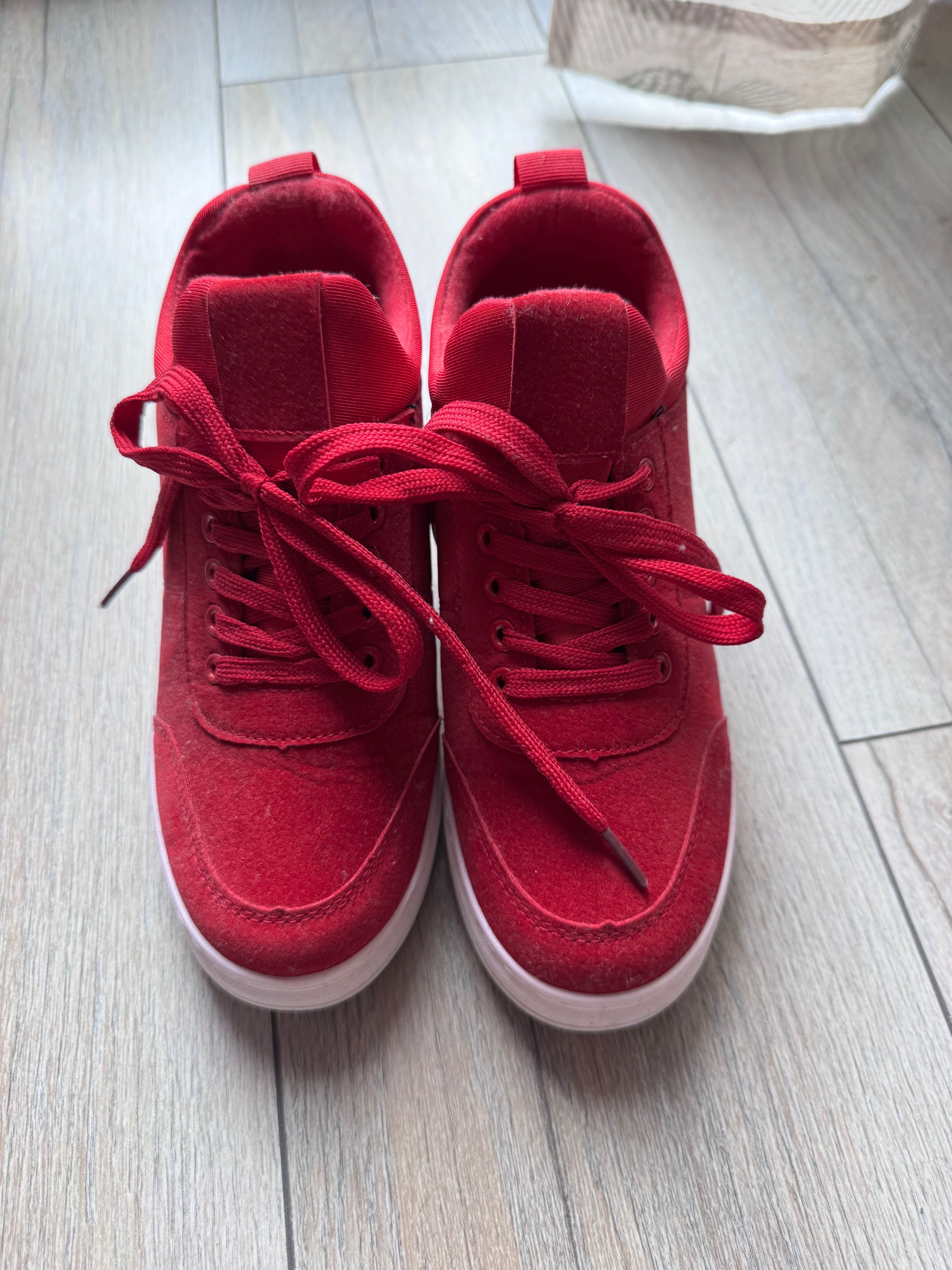 Czerwone damskie buty