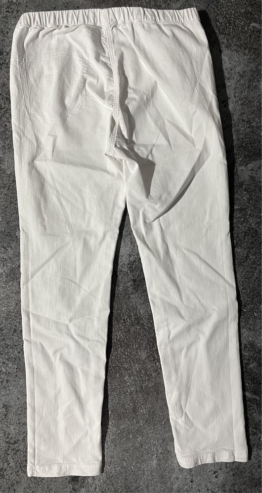 Białe spodnie na gumce