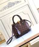 Torba Louis Vuitton w stylu retro z muszlą, torba na karku.