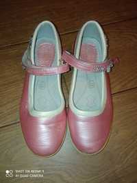 Рожеві туфельки.