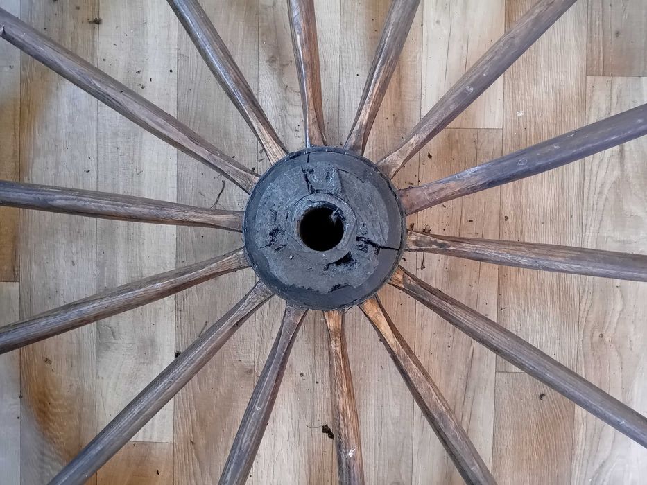 koło od wozu obręcz metalowa szprychy drewniane koła dwie sztuki 98 cm