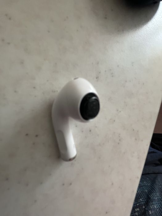 Airpods pro 2, навушники лівий (3047) та правий (2698).