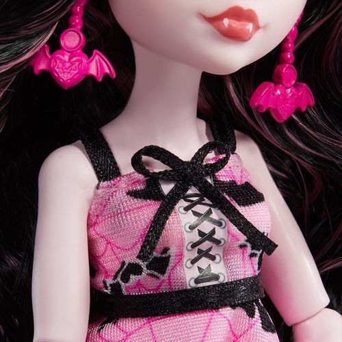 Mattel Monster High Draculaura Bite in The Park Doll and Playset