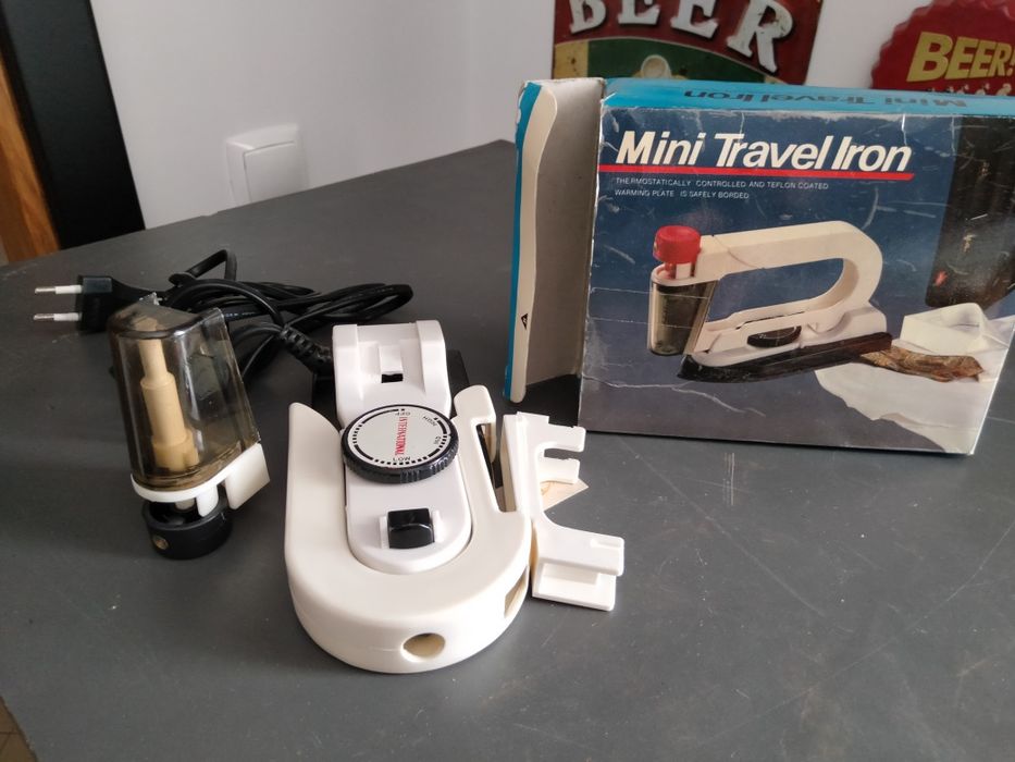 Dois ferros  de engomar de viagem