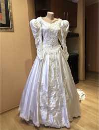 вінтажна сукня зі шлейфом розшита атласна весільна довга