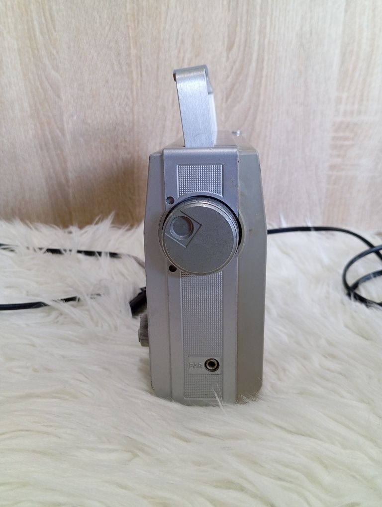 Przenośne radio marki Hitachi, model KH-436E.