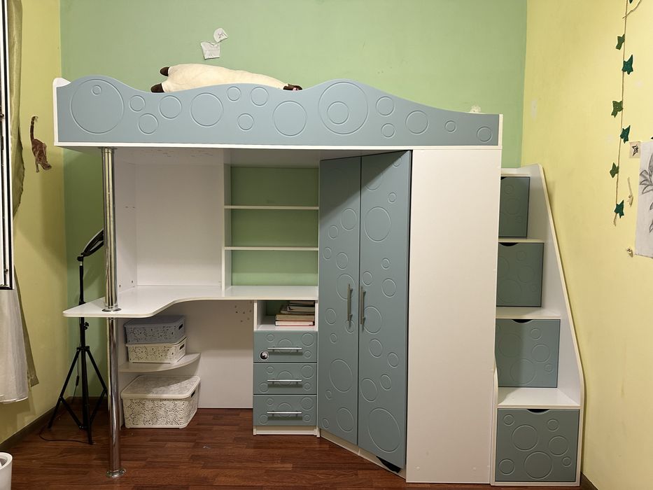 Ліжко горище, шафа, письмовий стіл.