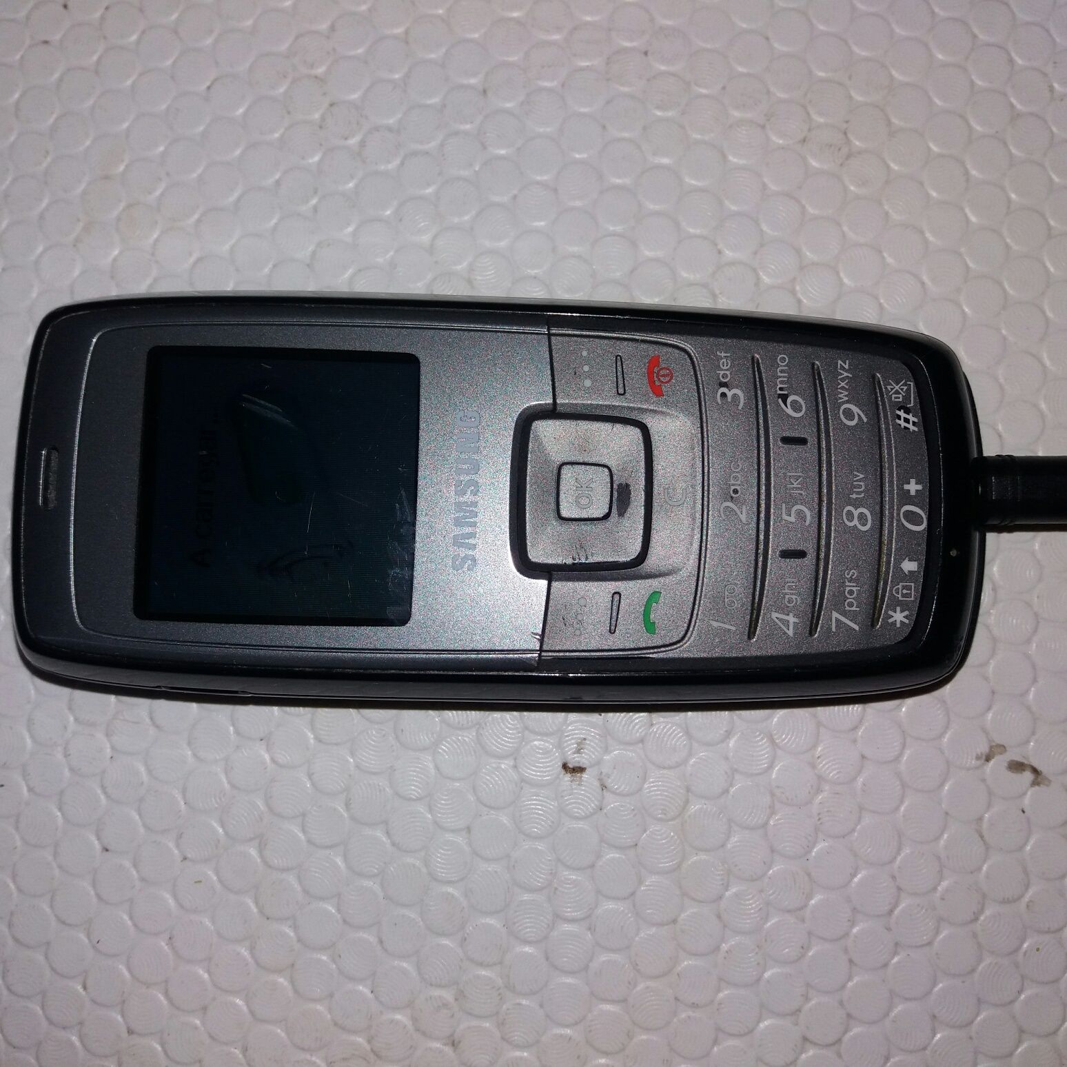 Telemóvel Samsung SGH-C140 a funcionar a 100 %