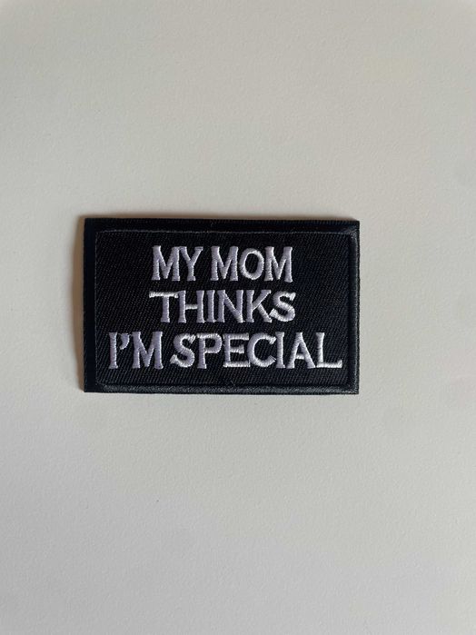 Emblema My Mom Thinks I'm Special