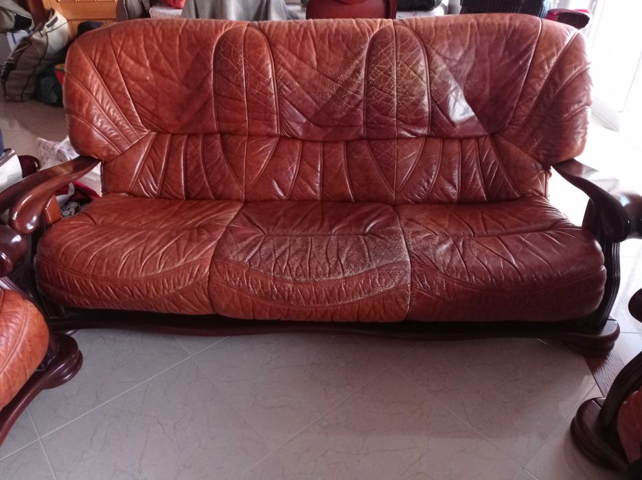 Vendo sofás em Pele.