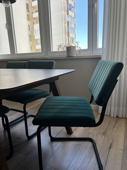 Mesa de jantar mais seis cadeiras