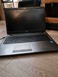 Używany laptop Hewlett Packard 2213 z pokrowcem, dobry stan