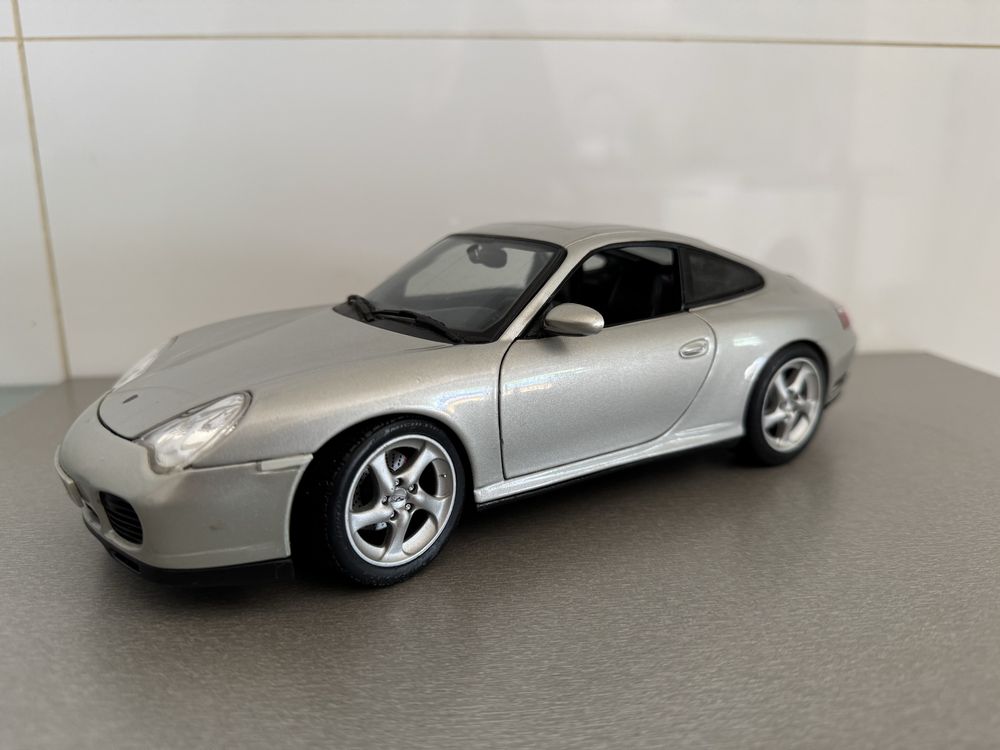 Porsche 911 Carrera 4S - Miniatura 1:18