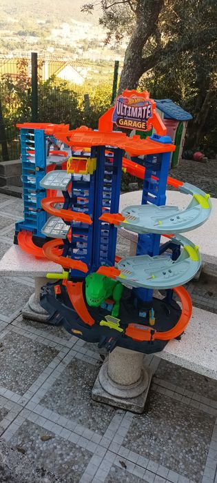 Hotweels 3 pistas mais carro reboque