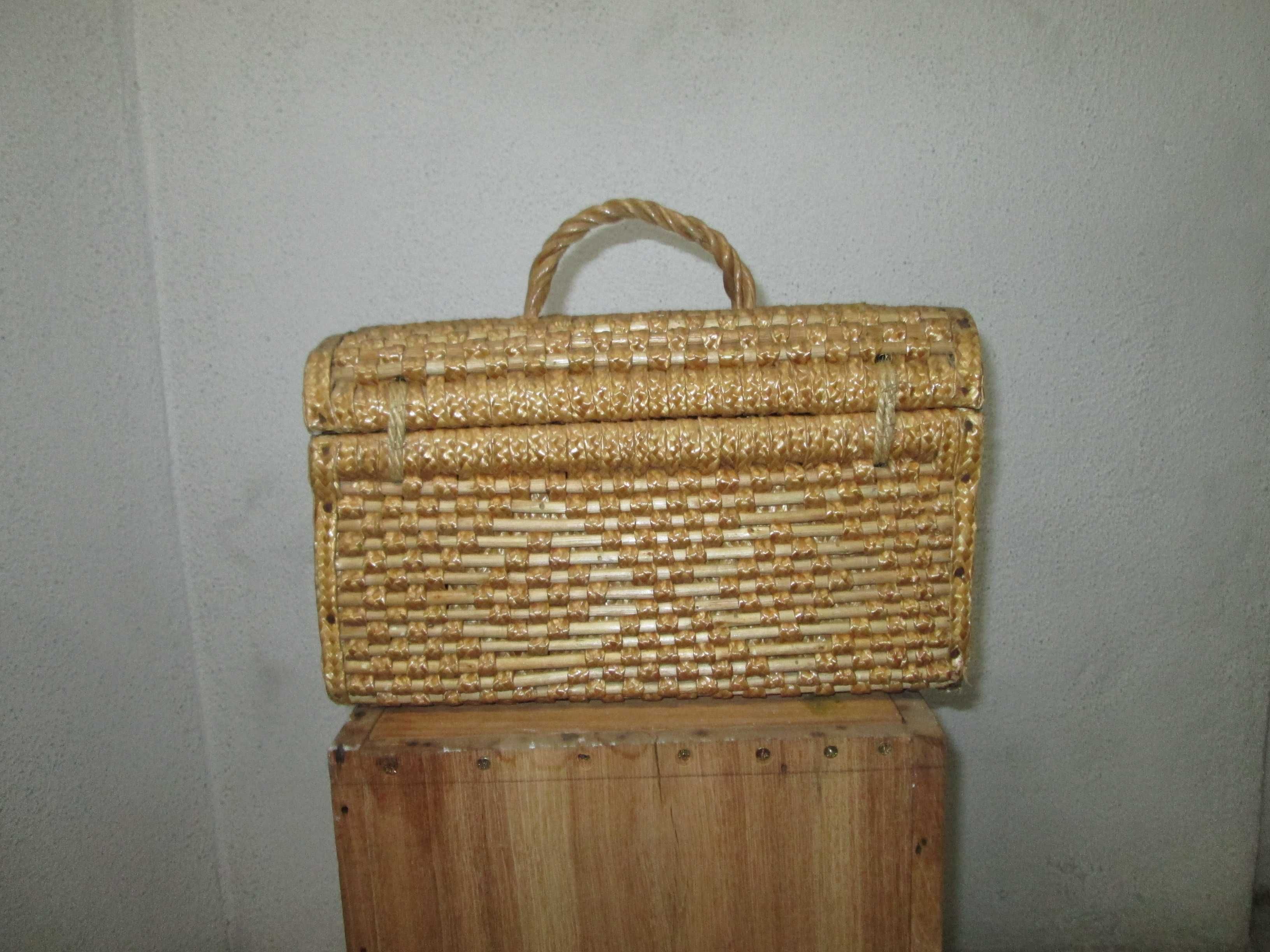 Pequena Cesta Fechada Antiga para Decoração