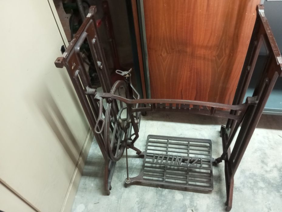 Uma estrutura duma máquina de costura de ferro boa