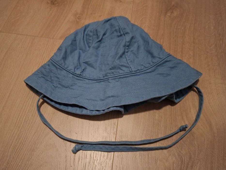 Błękitny kapelusz z troczkami MyBasic, 12-36 miesiecy