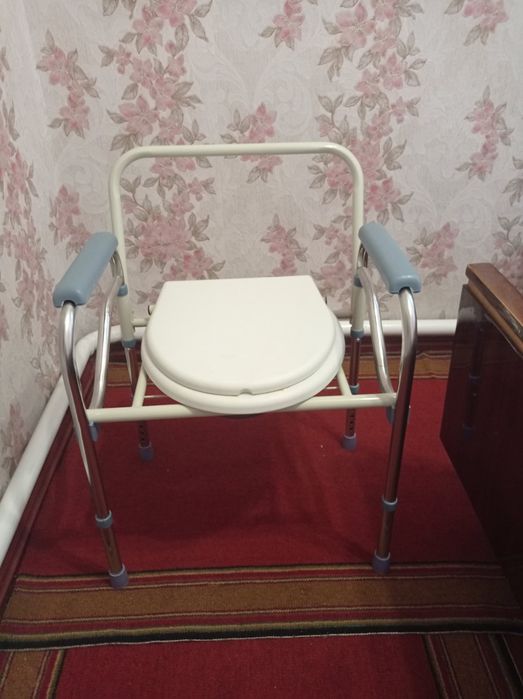 Стілець-туалет (крісло-туалет) для літніх людей, інвалідів