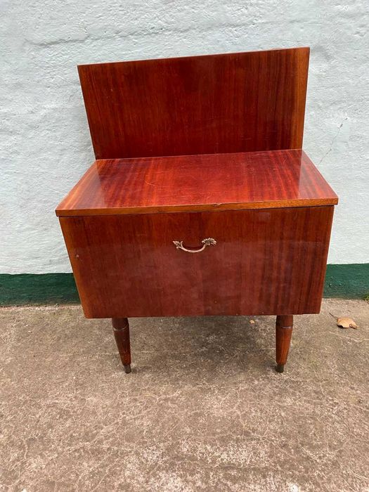 Продам тумбочку в стиле ретро (полированое дерево)