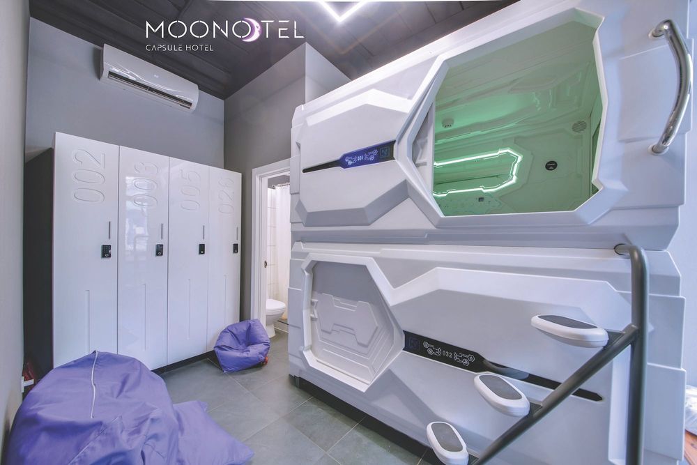 Фасадное помещение на Андреевском спуске в Киеве с действующим отелем