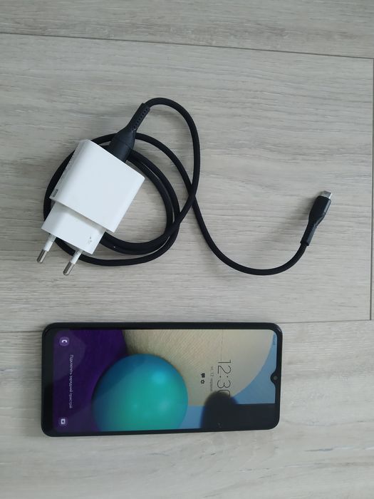 Телефон СамсунгGalaxy A02 з тріснутим екраном