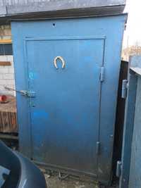 Шкаф железный для хранения инвентаря и радиаторы отопления