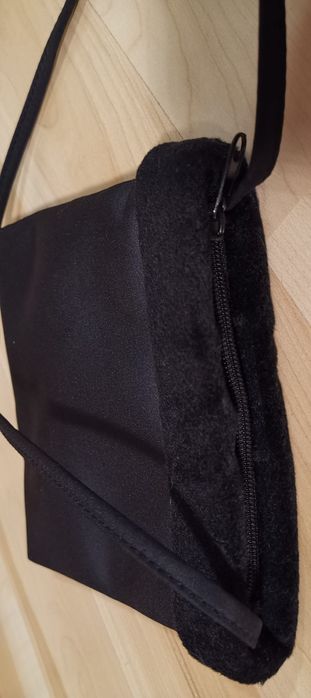 Nowa atłasowa czarna torebka z futerkiem, Avon
