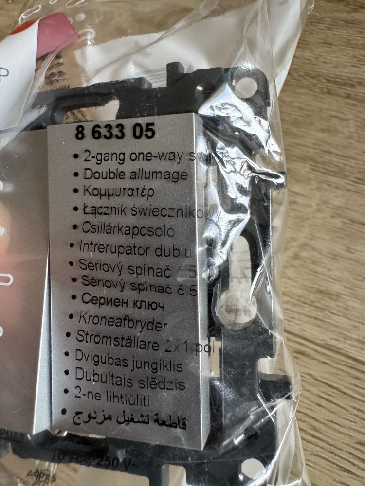 Łącznik świecznikowy NILOE STEP 10AX aluminium 863305 LEGRAND