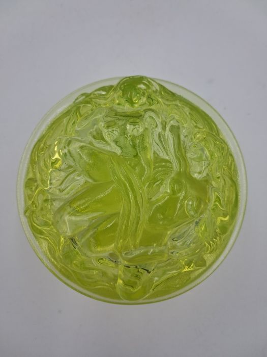 Piękne puzderko uranowe szkło inspirowane legendarnym Schlevogt