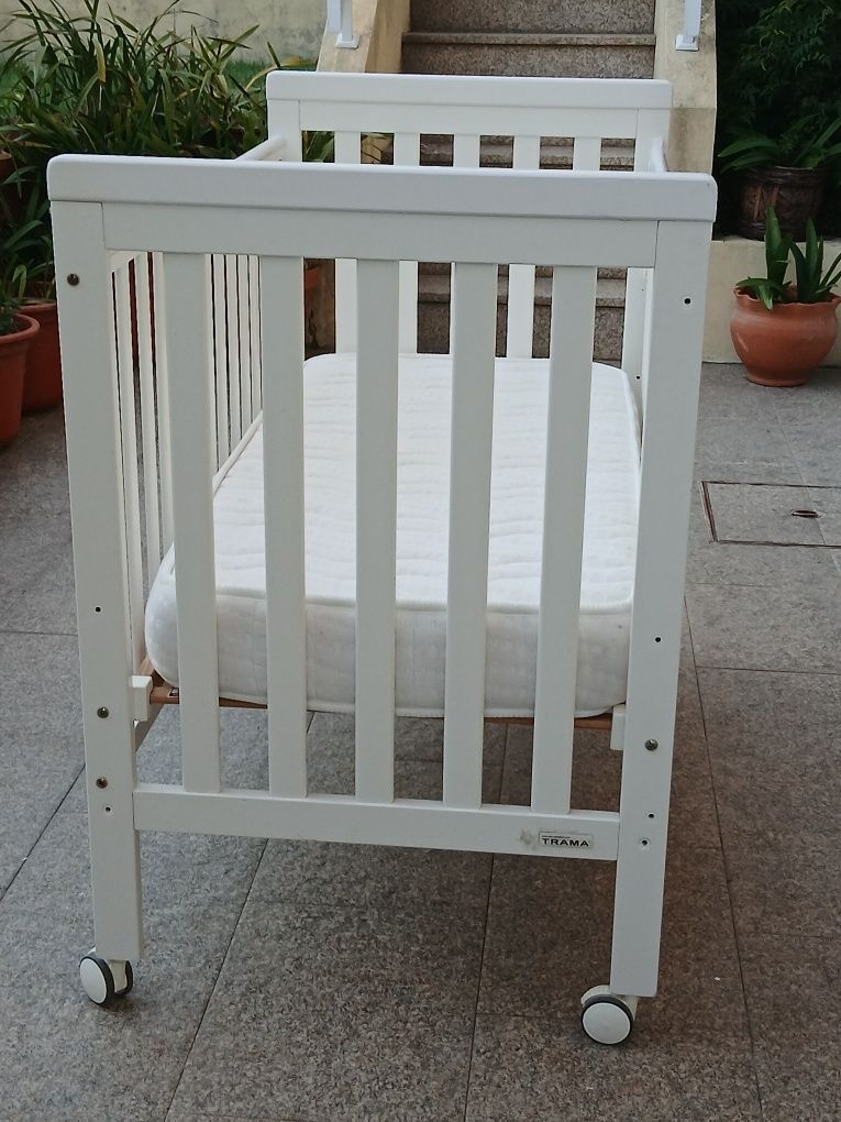 Vendo BERÇO/CAMA de criança com estrado e COLCHÃO em madeira como novo