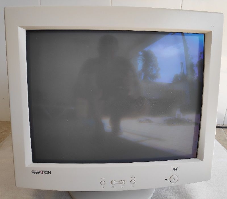 Monitor Samtron 76E. CRT de 17 polegadas