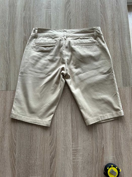 Beżowe damskie dopasowane spodenki szorty przed kolano Gang