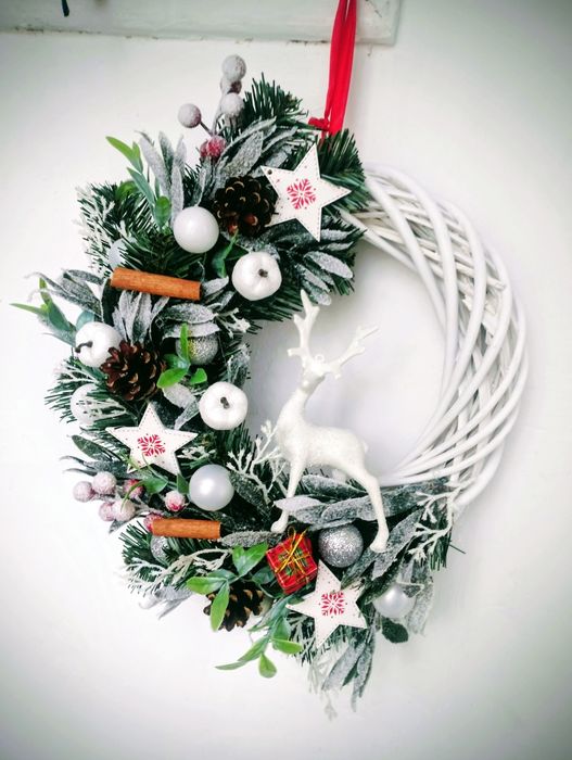 Wianek świąteczny zimowy na drzwi