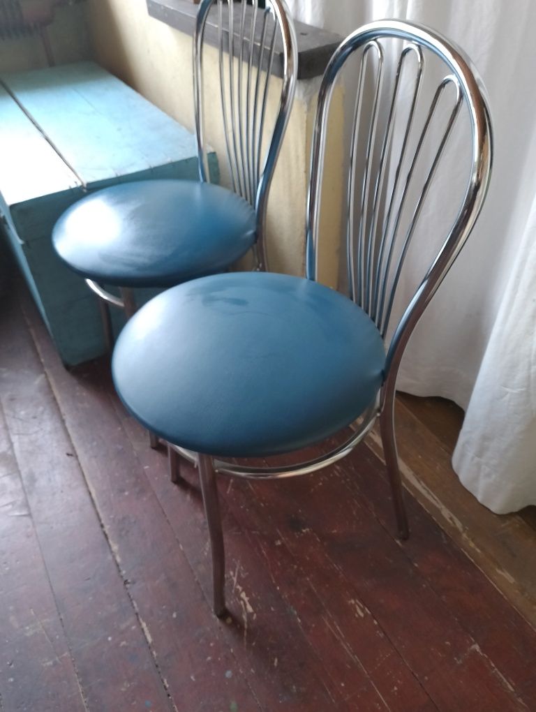 Dwa krzesła okrągłe siedziska