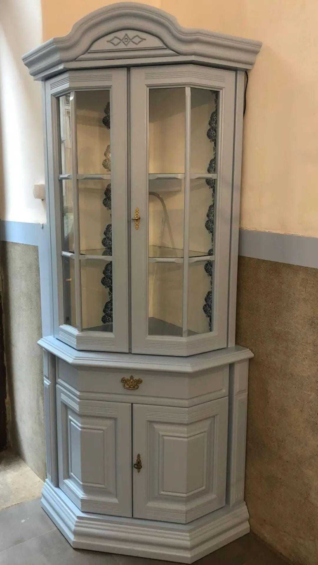 Witryna narożna Włoska shabby chic dębowa że światłem.