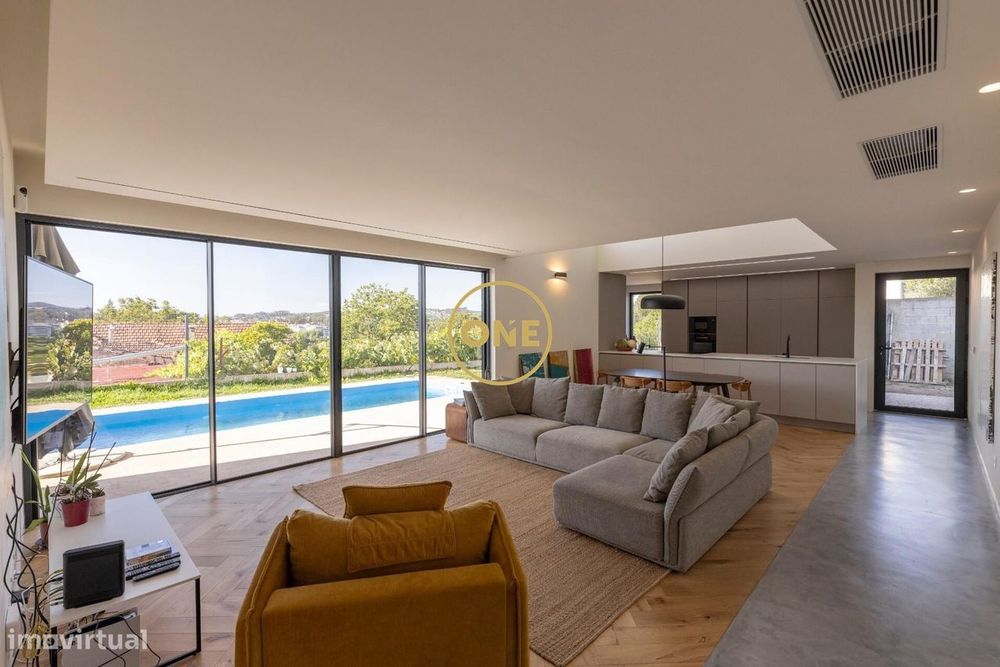 Moradia Com Piscina Privada e Arquitetura Contemporânea