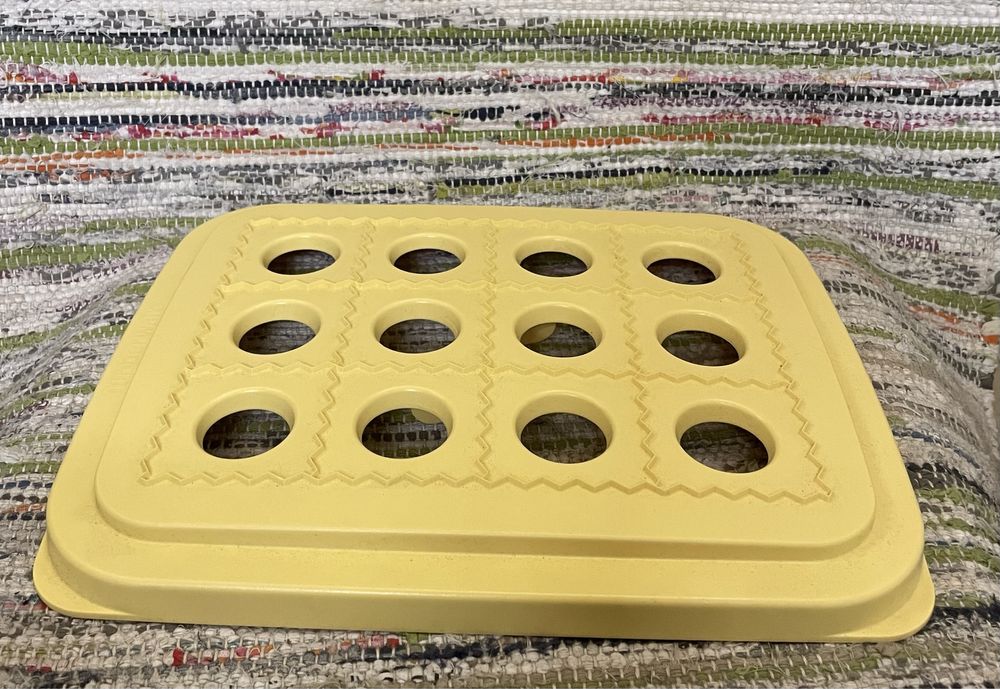 Мелкая посуда от  Tupperware для удобства на кухне.