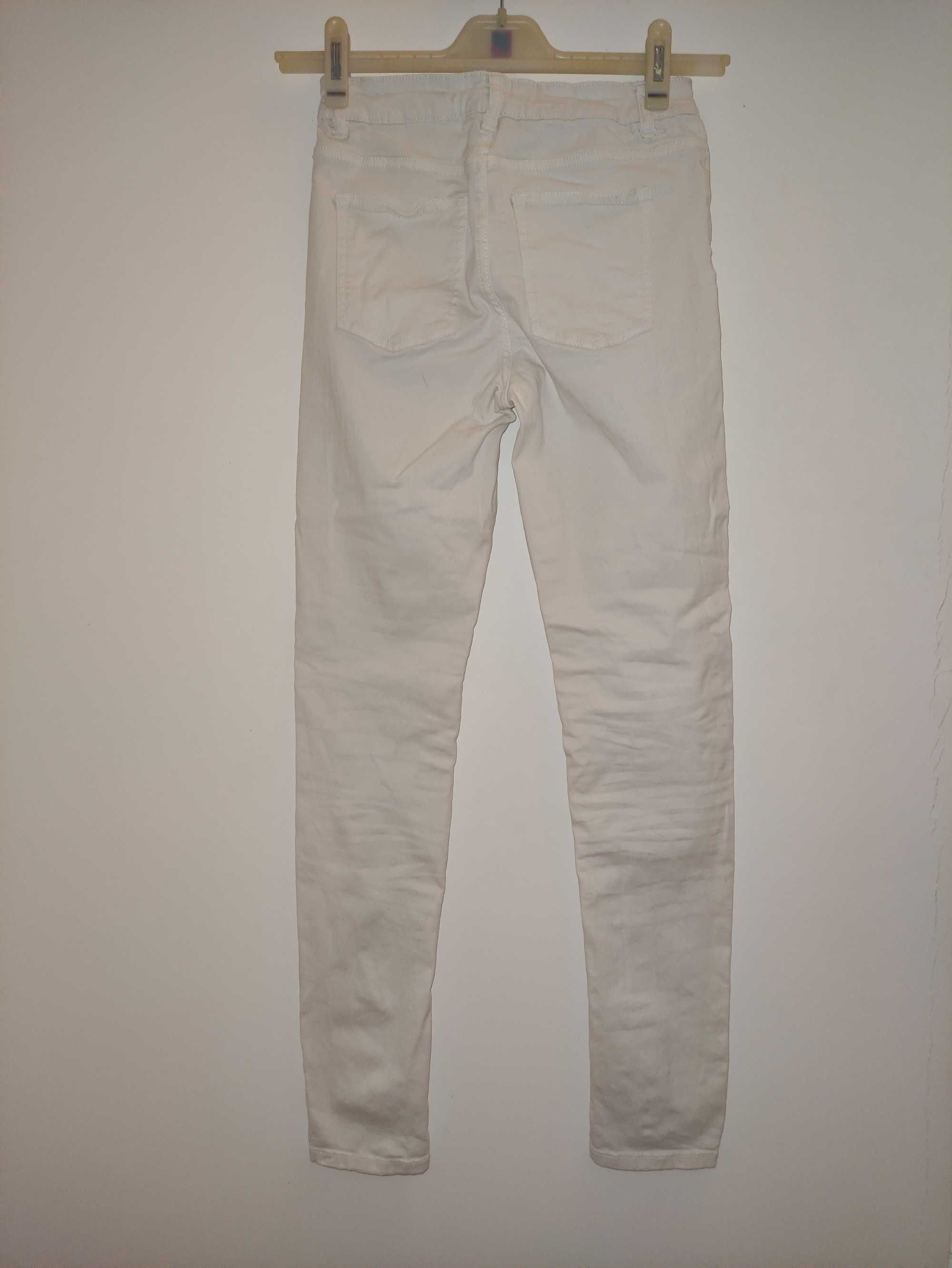 Białe jeansy skinny