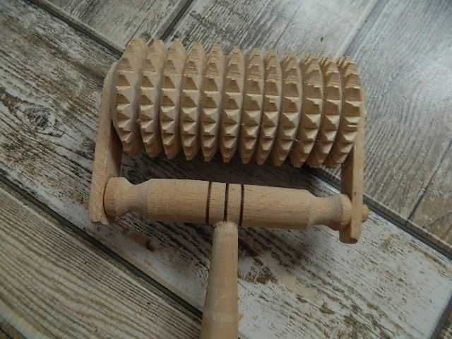 Массажер с ручкой. дерево.