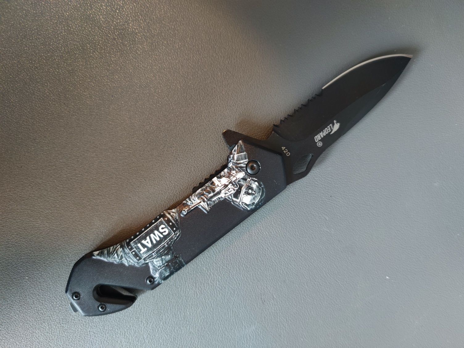 Nóż taktyczny składany marki Leopard