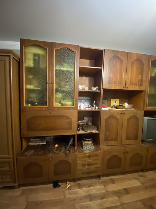 Меблева стінка у вітальню