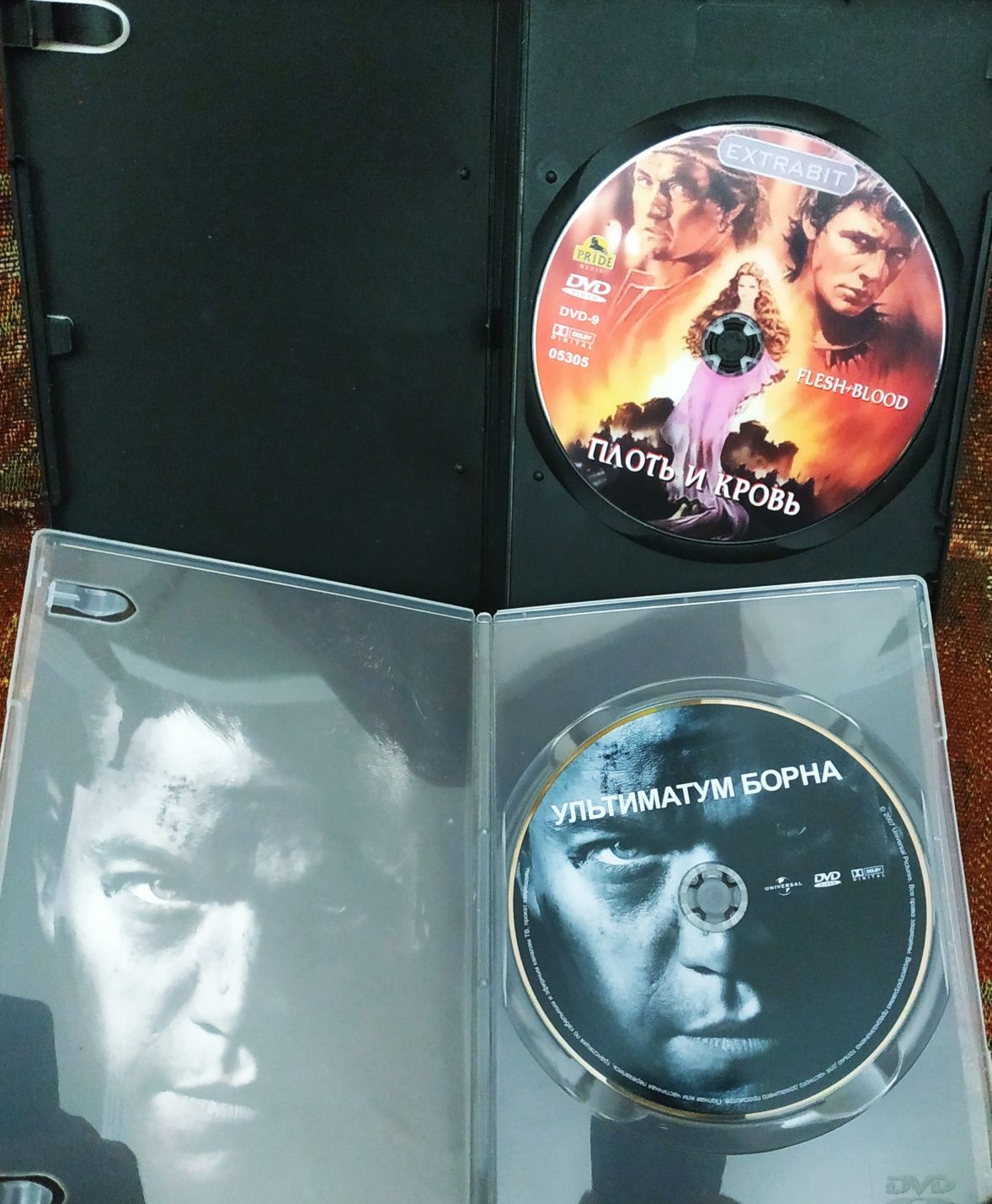 DVD диски с фильмами.